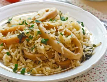 Плов с овощами и кальмарами