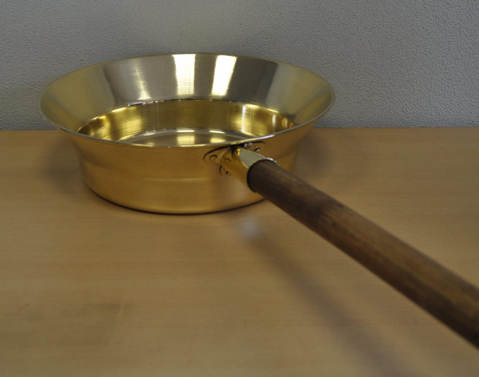 АК 10415 Тазик для варенья, с деревянной ручкой, диаметр 285 мм, глубина 87 мм, ГМЗ Кольчугино, 60-е годы ХХ века, латунь, желтый - фото 
